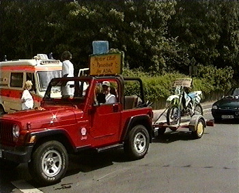 Husqvarna mit Schild Trainingsgelände gesucht
